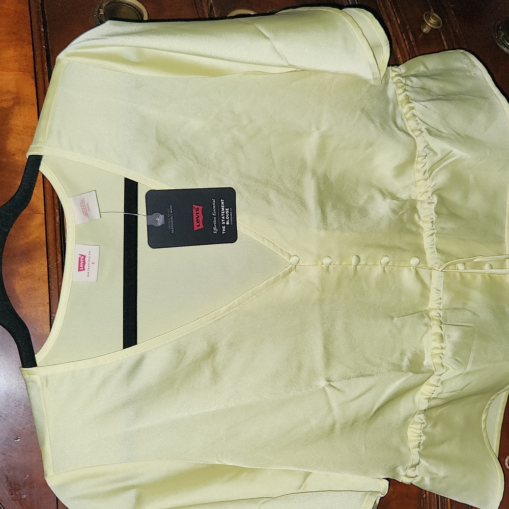 Levi effortless  essential "the statement Blouse